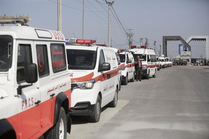 Archivo - November 2, 2023, Rafah, Gaza Strip, Palestinian Territory: Palestinian health ministry ambulances arrive outside the Rafah border crossing in the southern Gaza Strip before crossing into Egypt on November 1, 2023. Scores of foreign passport h