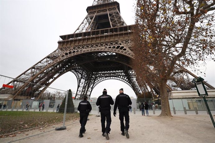 Policías junto a la Torre Eiffel de París
