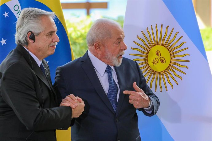 Archivo - El presidente en funciones de Argentina, Alberto Fernández, y el presidente de Brasil, Luiz Inácio Lula da Silva