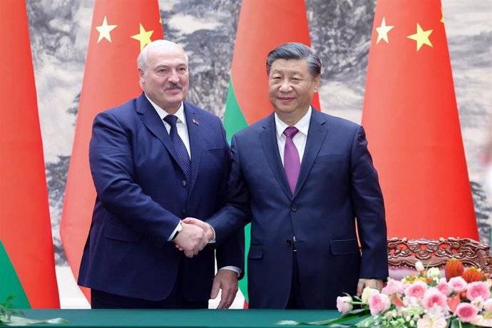 Archivo - Imagen de archivo del presidente de China, Xi Jinping (derecha), y su homólogo bielorruso, Alexander Lukashenko (izquierda)