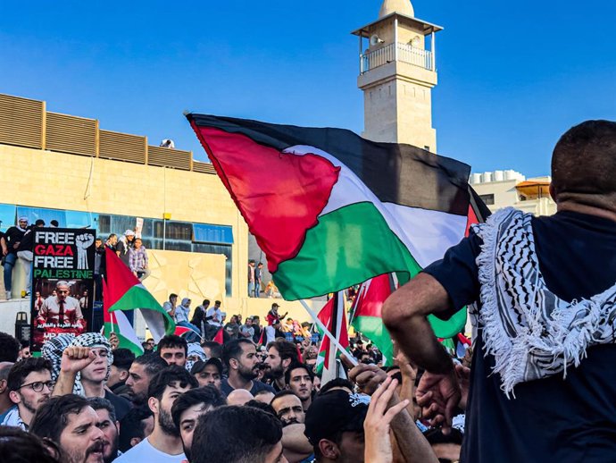 Archivo - October 18, 2023: Amman, Jordan. 18 October 2023. Massive demonstrations continue in the Jordanian capital Amman, in protest against the bombing of the Baptist Hospital in Gaza on October, 17th. Thousands of demonstrators carrying Palestinian 