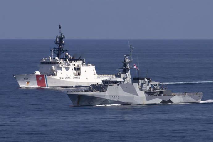 Archivo - Imagen de archivo de un patrullero estadounidense y uno británico durante maniobras militares conjuntas en el mar de China Meridional