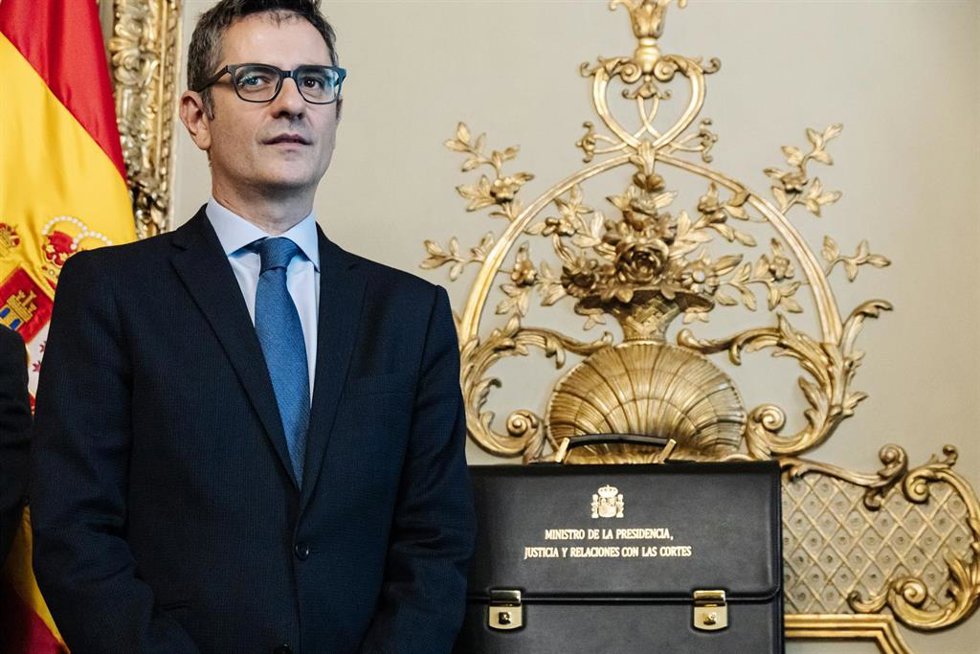 El ministro de la Presidencia, Justicia y Relaciones con las Cortes, Félix Bolaños, posa con su nueva cartera ministerial, a 21 de noviembre de 2023, en Madrid (España).