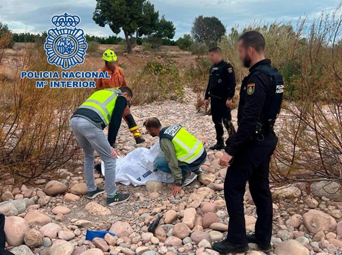 Agentes con el hombre desaparecido