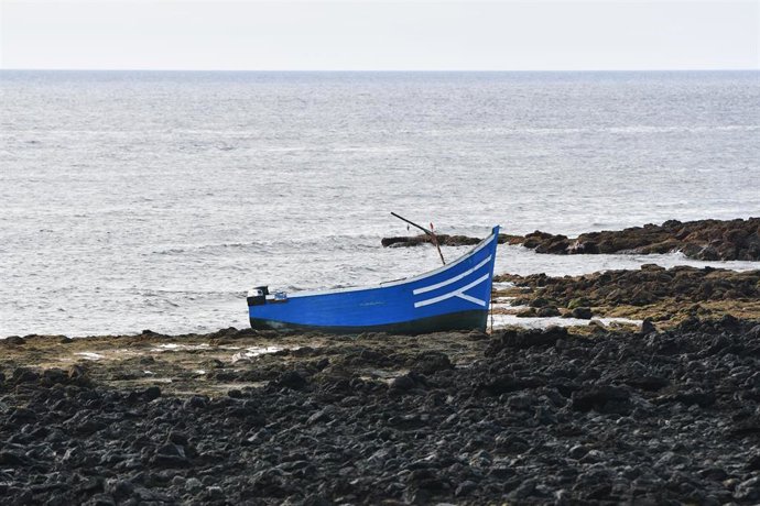 Archivo - Una patera en la zona de Las Caletas, a 7 de septiembre de 2021, en Teguise, Lanzarote, Islas Canarias (España). Una patera con 39 migrantes ha alcanzado las costas de Lanzarote este martes, todos en buen estado de salud, ha informado el Centr