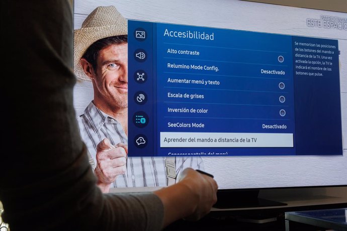 Una persona muestra ayudas a la accesibilidad en un modelo de televisión durante un encuentro con personas con discapacidad visual y auditiva, a 1 de diciembre de 2023, en Madrid (España). El encuentro ha sido organizado por Portaltic, portal de tecnolo