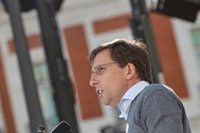 Almeida critica la "humillación" de Sánchez al usar a un mediador con Junts: "No hay quien lo pueda entender"