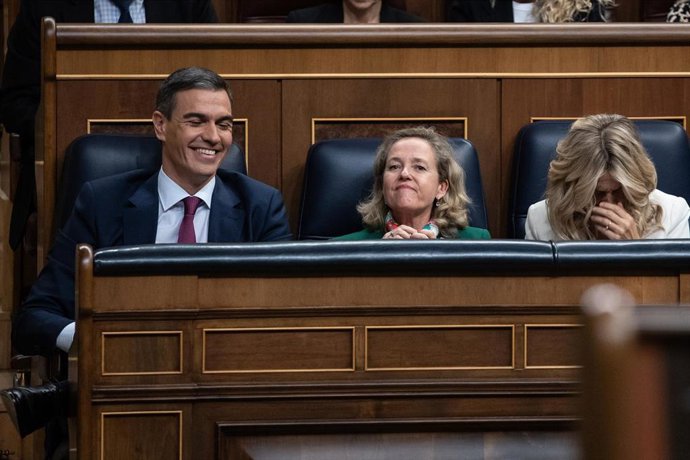 (I-D) El presidente del Gobierno, Pedro Sánchez, la vicepresidenta primera y ministra de Economía, Nadia Calviño, y la vicepresidenta segunda y ministra de Trabajo y Economía Social, Yolanda Díaz