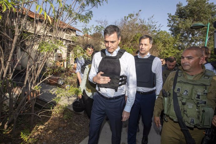 El primer ministro belga, Alexander de Croo (2d), y el presidente del Gobierno en España, Pedro Sánchez (1i), visitan el Kibbutz atacado de Beeri a J’lem, a 23 de noviembre de 2023, en Jerusalén (Israel). El presidente del Gobierno y el primer ministro be