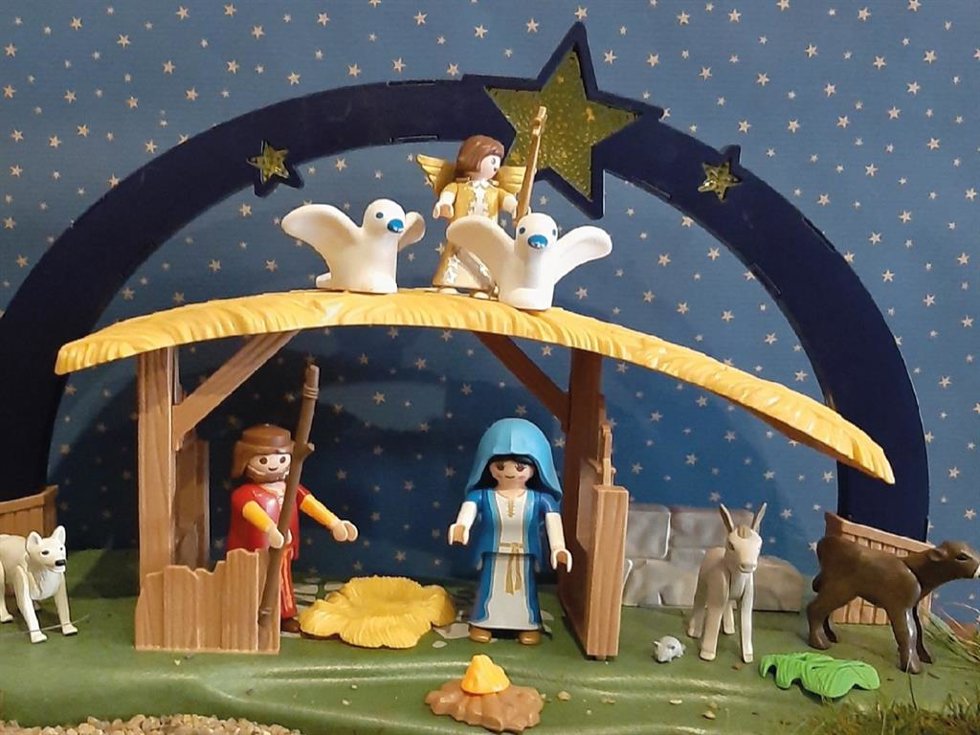 Un belén formado por piezas de Playmobil.