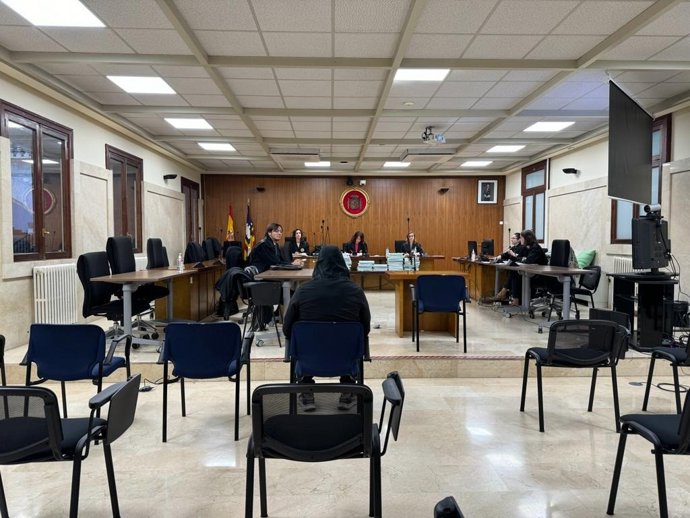 El acusado sentado durante el juicio.