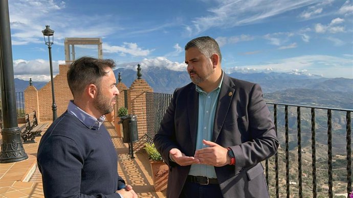 El portavoz del grupo socialista en la Diputación, Josele González, junto al teniente de alcalde de Comares, Miguel Ruiz.