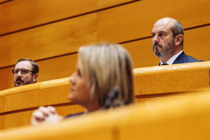El portavoz del PP en el Senado, Javier Maroto (1i), y el presidente del Senado, Pedro Rollán (1d), durante una sesión plenaria, en el Senado, a 14 de noviembre de 2023, en Madrid (España). La Comisión de Reglamento del Senado ha avalado la reforma prop