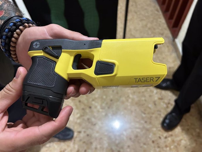 Archivo - Pistola Taser, dispositivo eléctrico de inmovilización, Policía Nacional