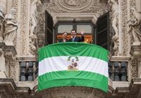 Moreno defiende una "España de iguales" y unidad en torno a la bandera andaluza sin exclusiones ni "levantar muros"