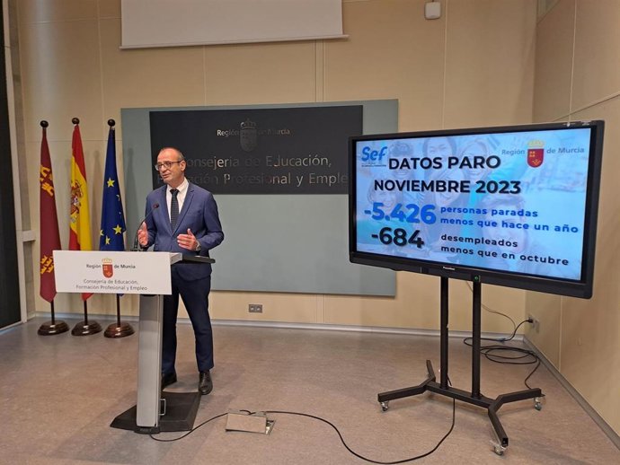 El consejero de Educación, Formación Profesional y Empleo, Víctor Marín, presenta los datos del paro del mes de noviembre.