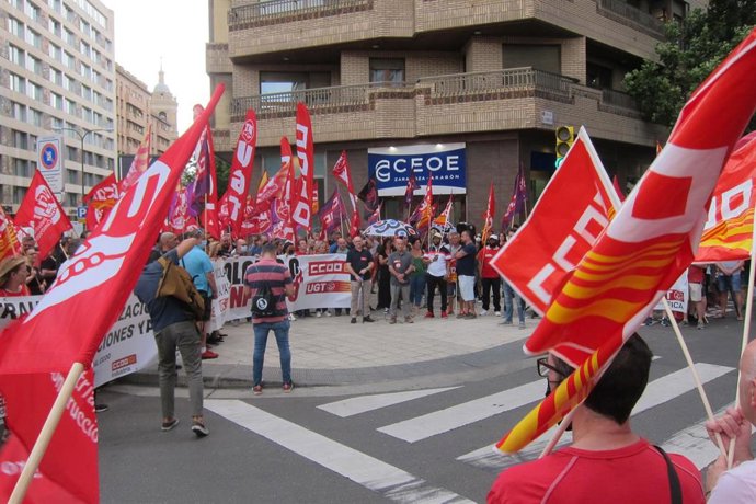Archivo - CCOO y UGT Aragón se concentran ante la sede de la patronal para reclamar un pacto de salarios.