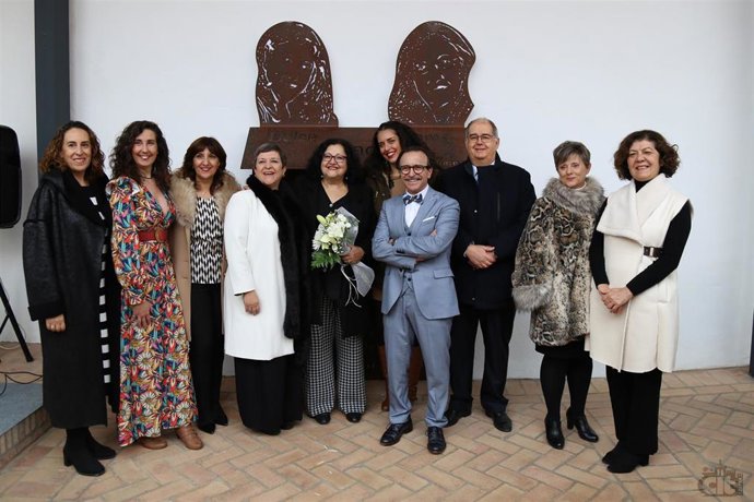 Asistentes al homenaje a las hemanas Dulce e Inma Chacón