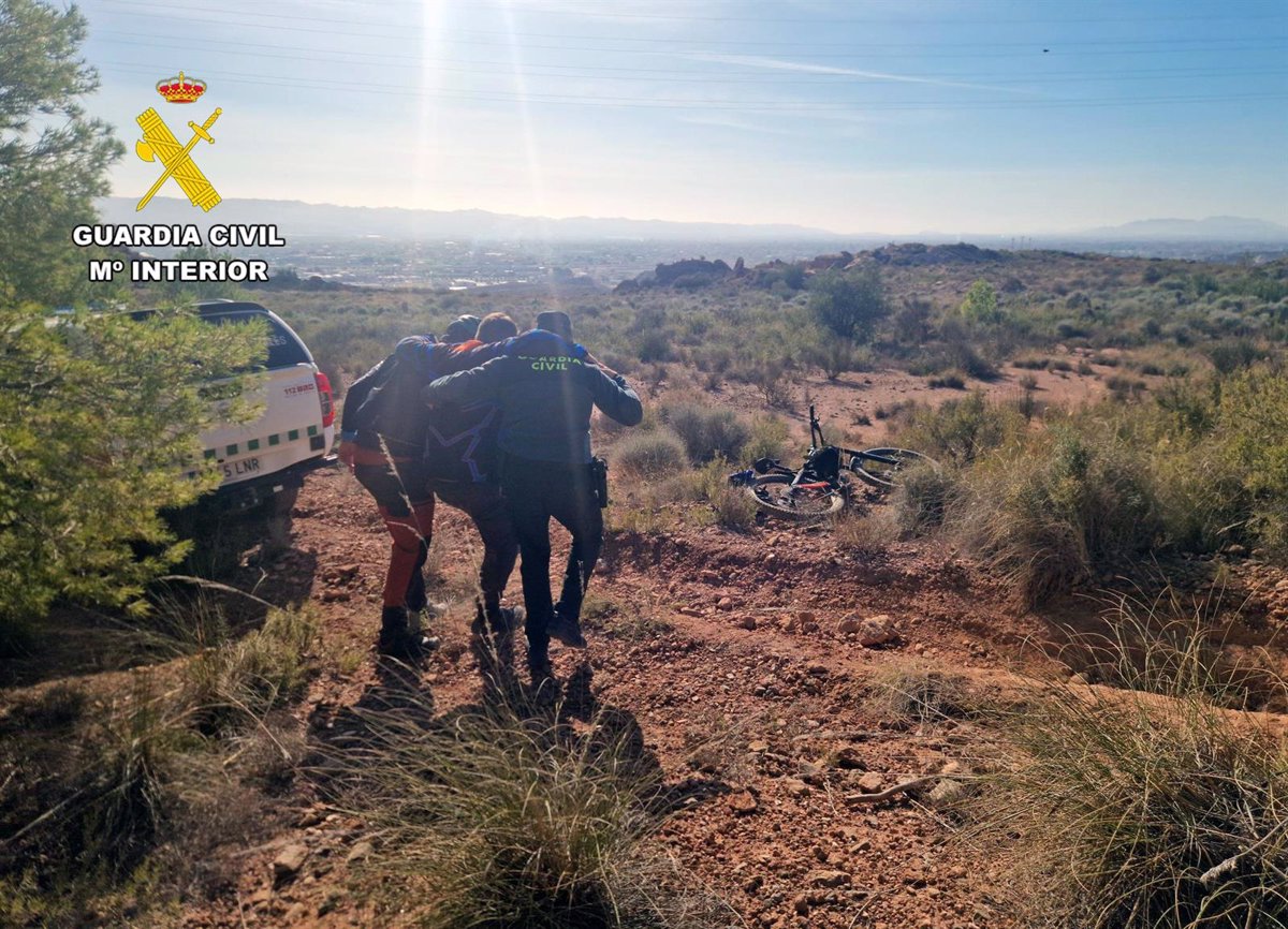 La Guardia Civil rescata a un ciclista accidentado en la Sierra de Tercia, en Lorca (Murcia)