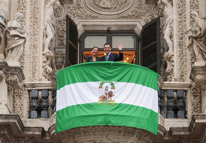 El presidente de la Junta de Andalucía, Juanma Moreno, y la artista Sara Baras, en el Palacio de San Telmo el día de la Bandera andaluza.