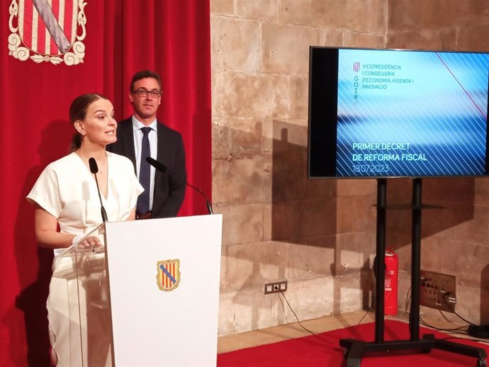 Archivo - La presidenta del Govern, Marga Prohens, y el portavoz del Ejecutivo, Antoni Costa.