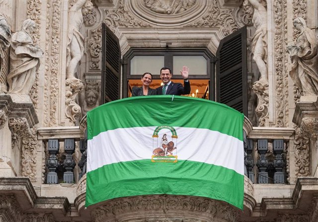 El presidente de la Junta de Andalucía, Juanma Moreno (d), hace entrega de una cabeza de Hércules, a la bailaora Sara Baras (i).  A 04 de diciembre de 2023, en Sevilla (Andalucía, España)