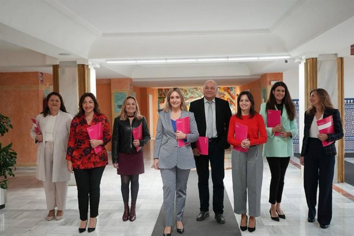 La consejera de Política Social, Familias e Igualdad, Conchita Ruiz, junto a parte de su equipo, en el día de presentación del presupuesto con el que contará su departamento durante 2024