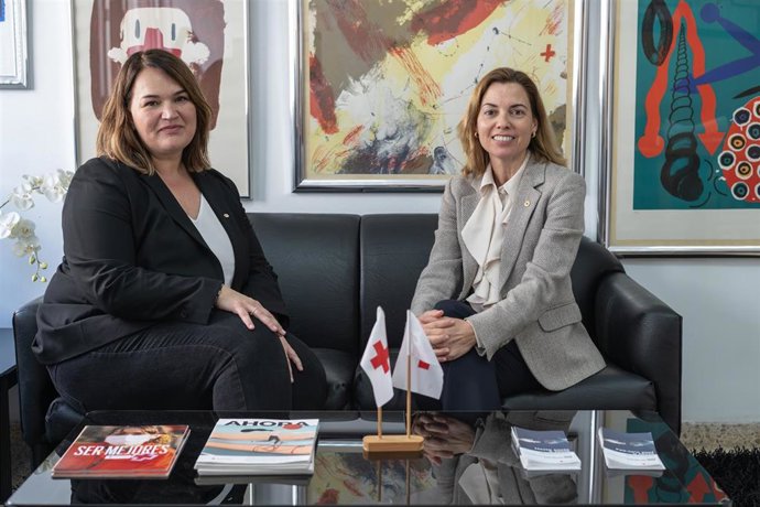 La nueva coordinadora autonómica de Cruz Roja Baleares, Ana Espinosa, y la nueva secretaria autonómica, Mamen Iglesias.
