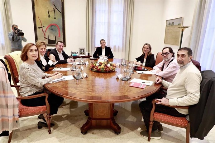 Reunión entre la presidenta del Govern, Marga Prohens, y representantes de UGT Baleares, encabezados por el secretario general, Lorenzo Navarro.