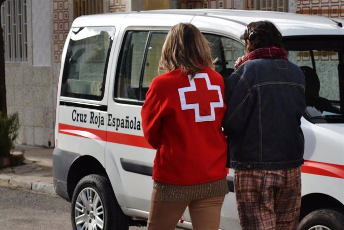 Una voluntaria de Cruz Roja durante una atención.