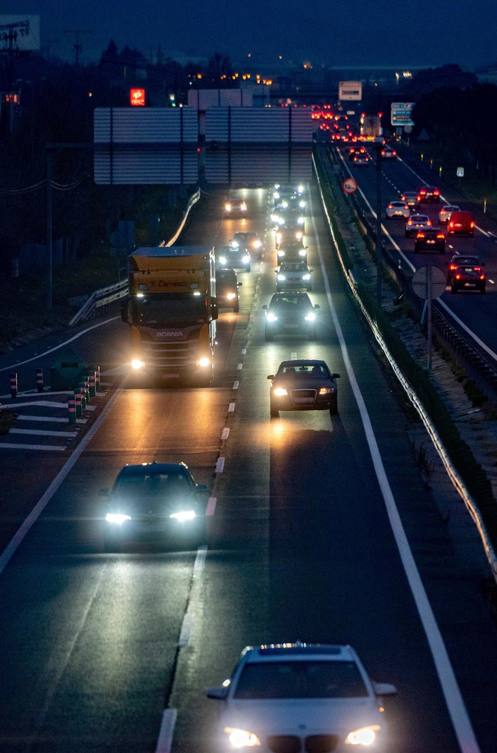 Archivo - Tráfico en la carretera A-1 a su paso por el kilómetro 30, a 7 de diciembre de 2021, en Madrid, (España). La Dirección General de Tráfico ha pedido que las personas que estén de viaje durante este Puente de la Constitución adelanten el retorno