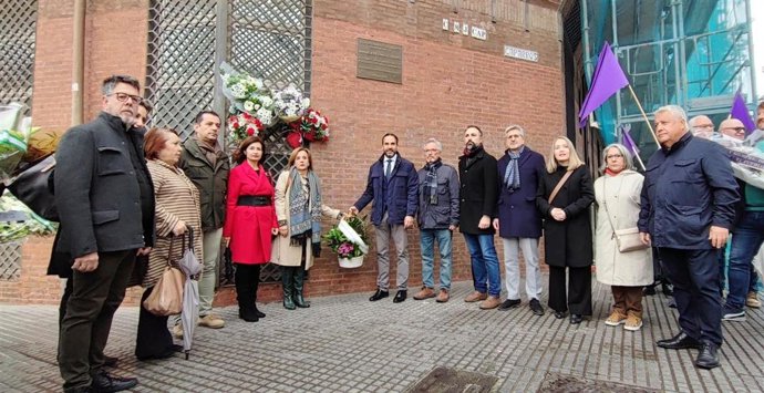 El PSOE durante la tradicional ofrenda floral que los grupos municipales en Málaga llevan a cabo en el cruce de Alameda Principal con calle Campamento Benítez a García Caparrós