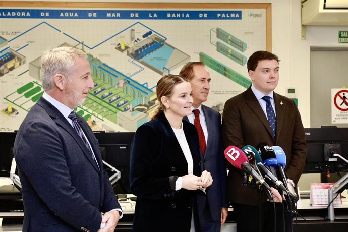 La presidenta del Govern, Marga Prohens, en una visita a la desalinizadora de Palma.