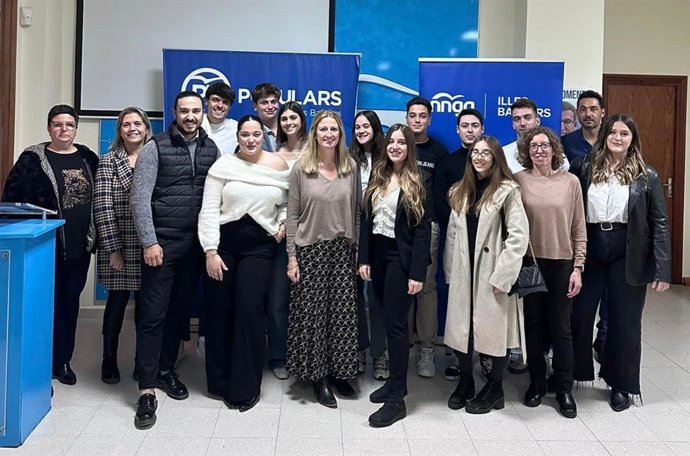 Representantes de la nueva junta de NNGG del PP de Manacor.