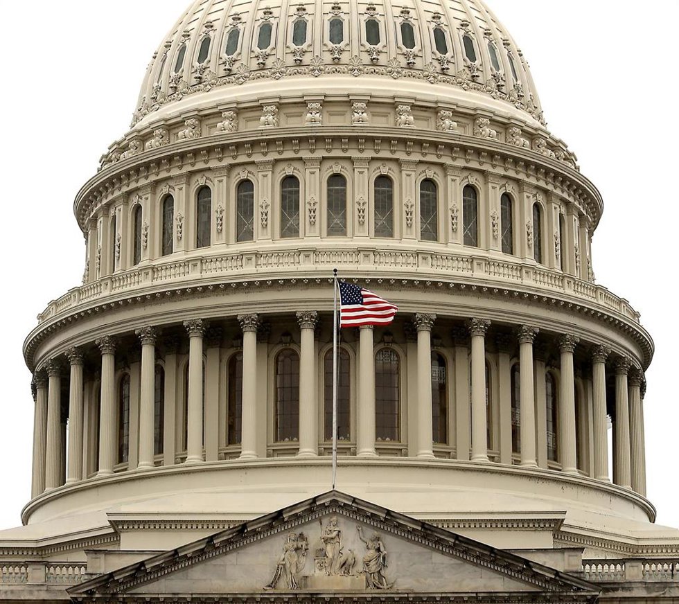 Archivo - Bandera de Estados Unidos en la sede del Congreso de Estados Unidos