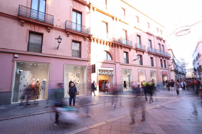 Archivo - Tiendas de Tetuán, una de las principales calles comerciales del centro de Sevilla, en foto de archivo.