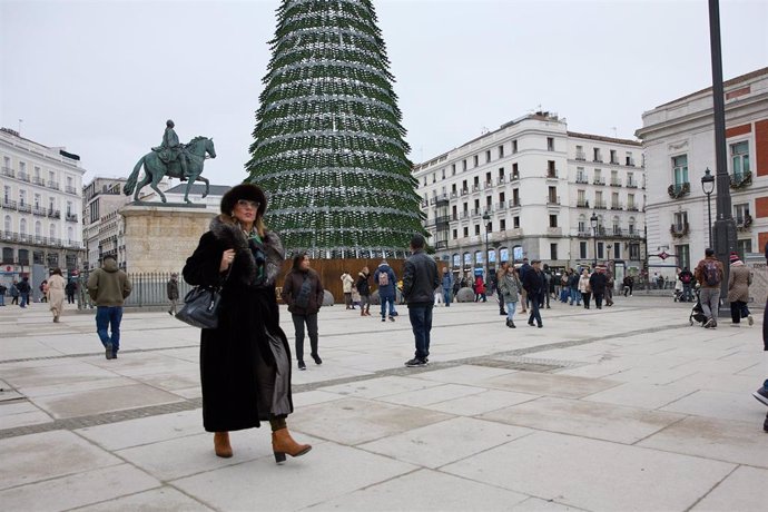 Archivo - Una señora camina por la remodelada y peatonalizada Puerta del Sol, a 4 de diciembre de 2022, en Madrid (España). 