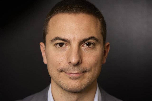 El portavoz del PSOE en la Asamblea, Juan Lobato y el delegado del Gobierno en Madrid, Francisco Martín (d), en los actos conmemorativos del 45º aniversario de la Constitución Española