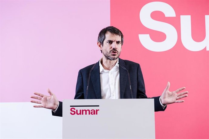 El portavoz de Sumar, Ernest Urtasun, durante una rueda de prensa, en el Espacio Rastro, a 4 de diciembre de 2023, en Madrid (España). Durante la comparecencia, Urtasun, ha hablado sobre los datos del paro, y ha afirmado que son positivos y demuestran