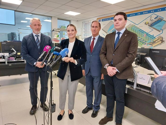 La presidenta del Govern, Marga Prohens, acompañada del conseller del Mar y del Ciclo del Agua, Juan Manuel Lafuente, entre autoridades, en una rueda de prensa.