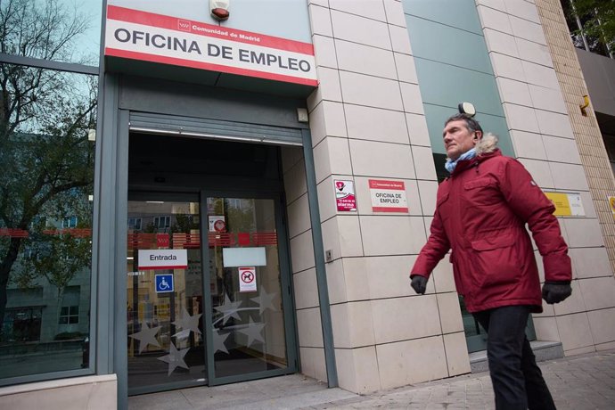 Una persona camina frente a la entrada de la oficina de empleo de Méndez Álvaro, a 4 de diciembre de 2023, en Madrid (España). 