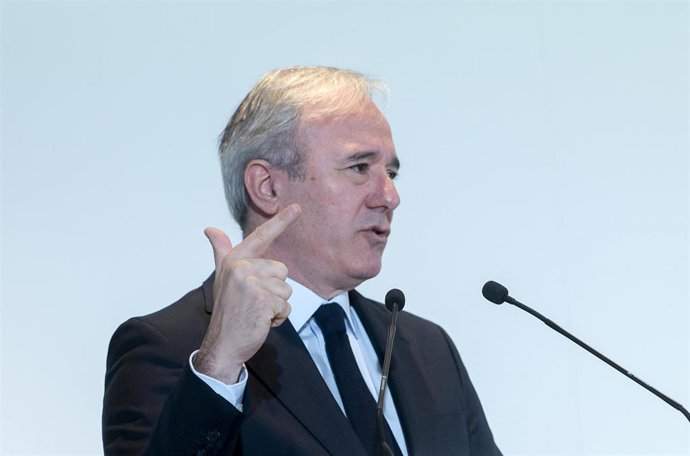 El presidente del Gobierno de Aragón, Jorge Azcón, interviene durante el Foro ABC, a 4 de noviembre de 2023, en Madrid (España). Azcón fue investido presidente del Gobierno de Aragón el pasado 10 de agosto tras recibir el voto favorable de los 28 diputa