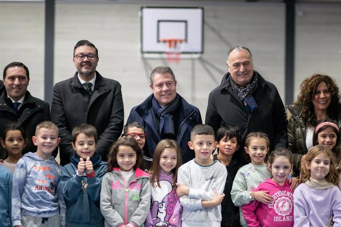 El presidente regional ha inaugurado el nuevo pabellón del CEIP 'Gloria Fuertes' de Tarancón Tarancón (Cuenca) .