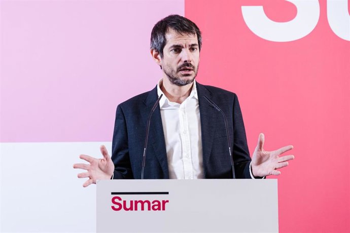 El portavoz de Sumar, Ernest Urtasun, durante una rueda de prensa, en el Espacio Rastro, a 4 de diciembre de 2023, en Madrid (España). 