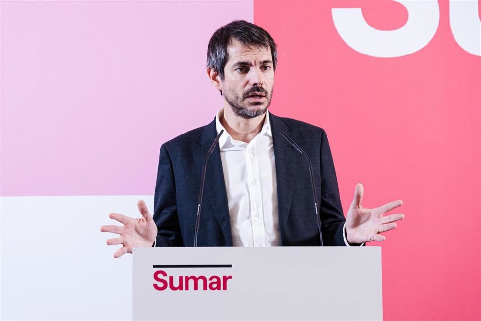 El portavoz de Sumar, Ernest Urtasun, durante una rueda de prensa, en el Espacio Rastro, a 4 de diciembre de 2023, en Madrid (España). 