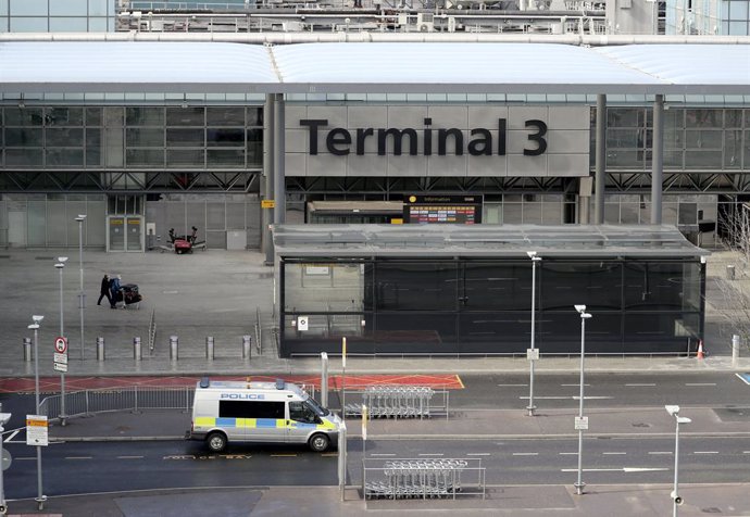 Archivo - 06 April 2020, England, London: A general view of the empty forecourt outside Terminal 3 at Heathrow Airport. 