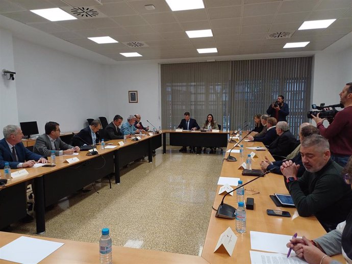 La consejera de Agua, Agricultura, Ganadería y Pesca, Sara Rubira, en la reunión del Consejo Asesor Regional del Agua