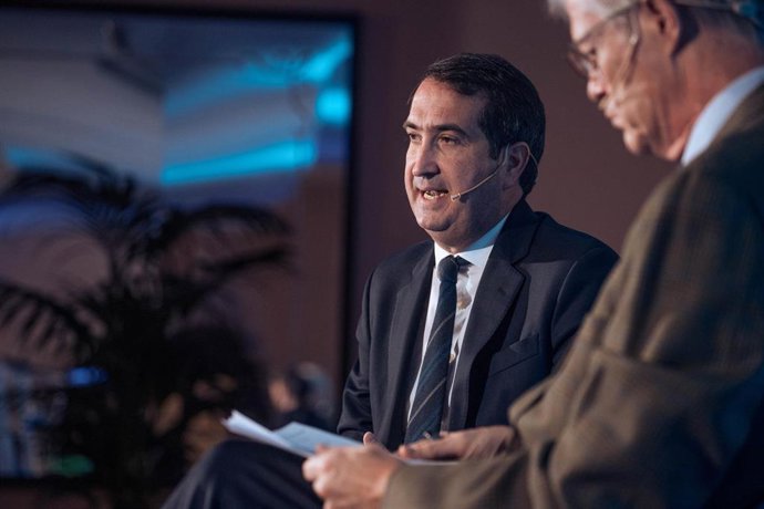 El country manager de España BBVA, Peio Belausteguigoitia (i), y el director de Información Económica de Prensa Ibérica, Martí Saballs (d),, a 4 de diciembre de 2023, en Madrid (España).