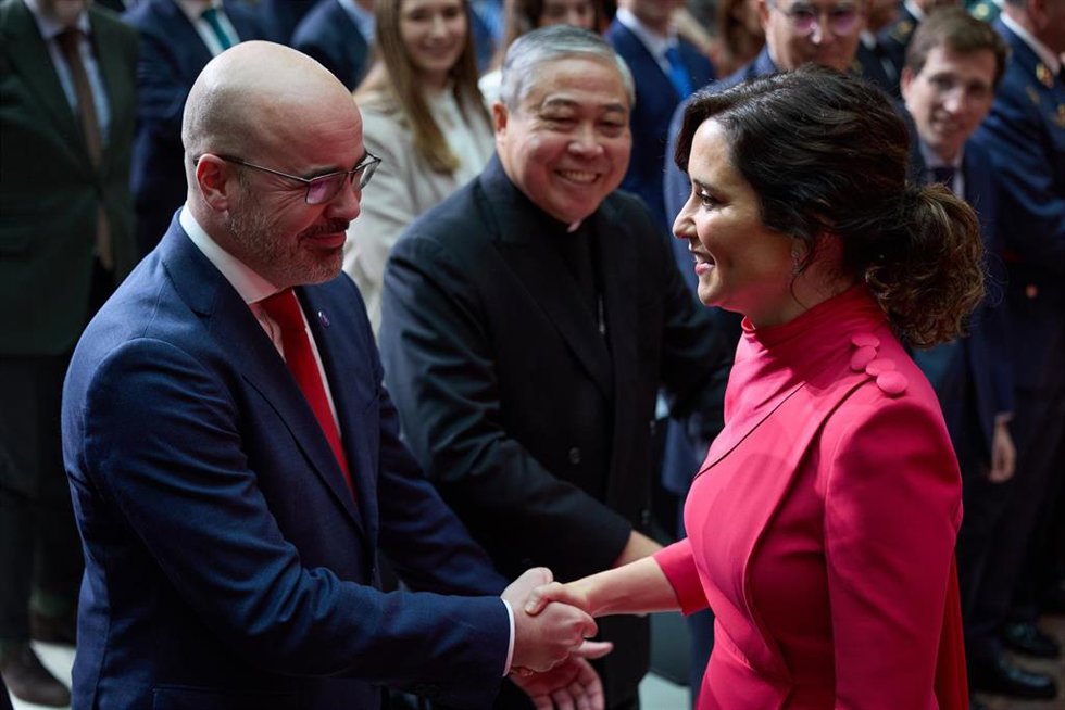 La presidenta de la Comunidad de Madrid, Isabel Díaz Ayuso saluda al delegado del Gobierno en la Comunidad de Madrid, Francisco Martín, a su llegada a los actos conmemorativos del 45 aniversario de la Constitución Española, en la Real Casa de Correos, 