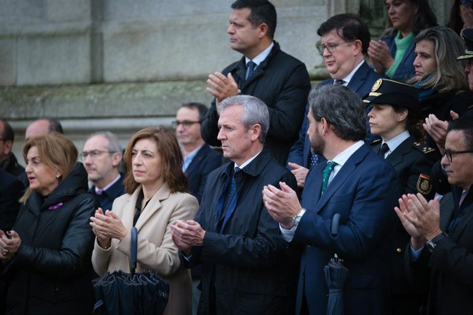 Minuto de silencio ante la Xunta por el último caso de violencia de género en Galicia.